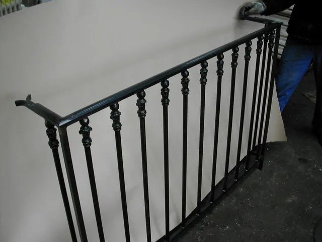 Garde-corps composé de barreaux d’escalier anciens, à motif répété