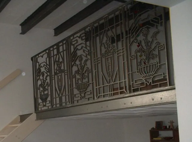Balustrade de mezzanine composée de grilles de fenêtre en fonte à décor floral