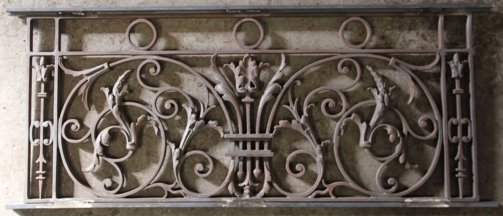 Garde-corps en fonte à décor floral ajouré
