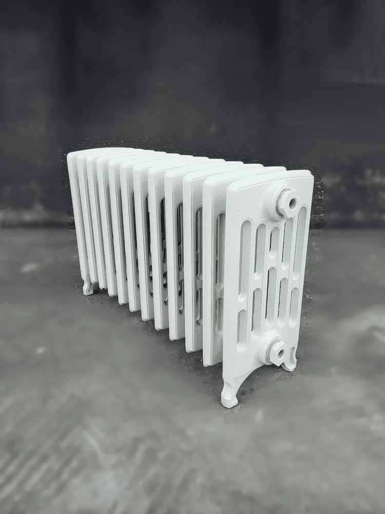 Radiateur Chappée blanc vu de trois quarts dans l’atelier