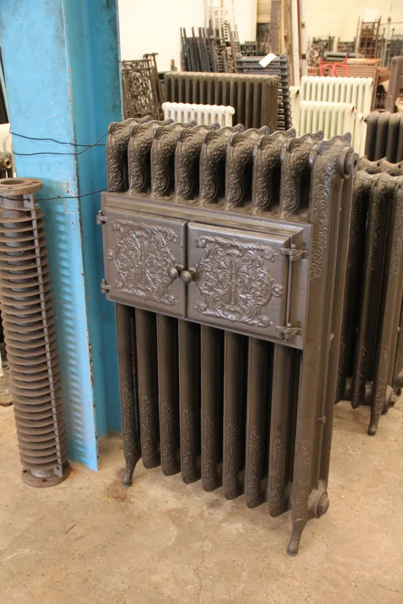 Radiateur ancien avec compartiment chauffe-plat à deux portes