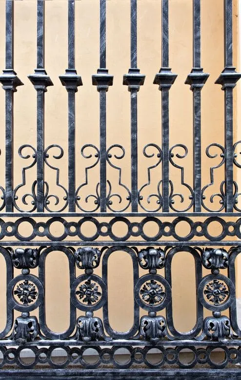 Grille de porte ouvragée