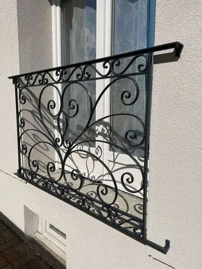 Garde-corps de fenêtre à motifs de fonte