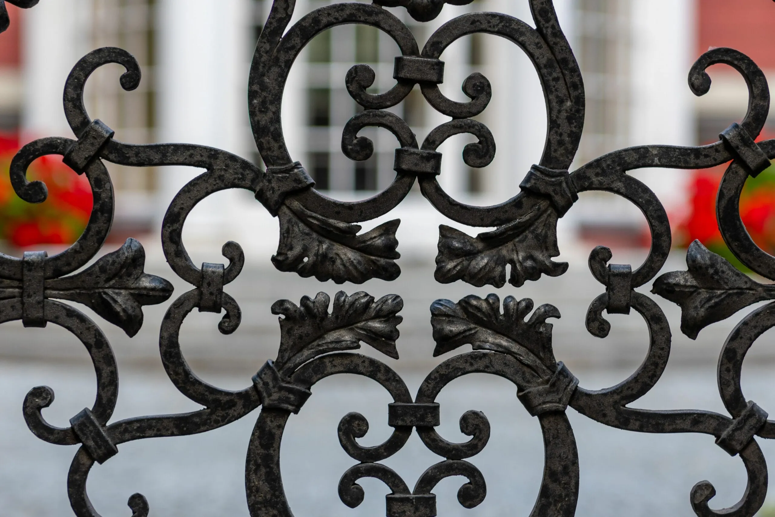 Détail de volutes et de motifs d’une grille ancienne