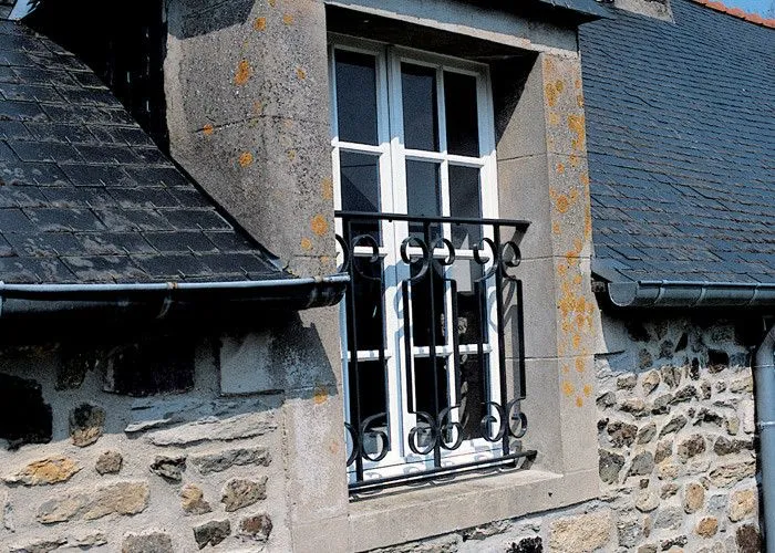 Garde-corps devant une fenêtre de façade en pierre