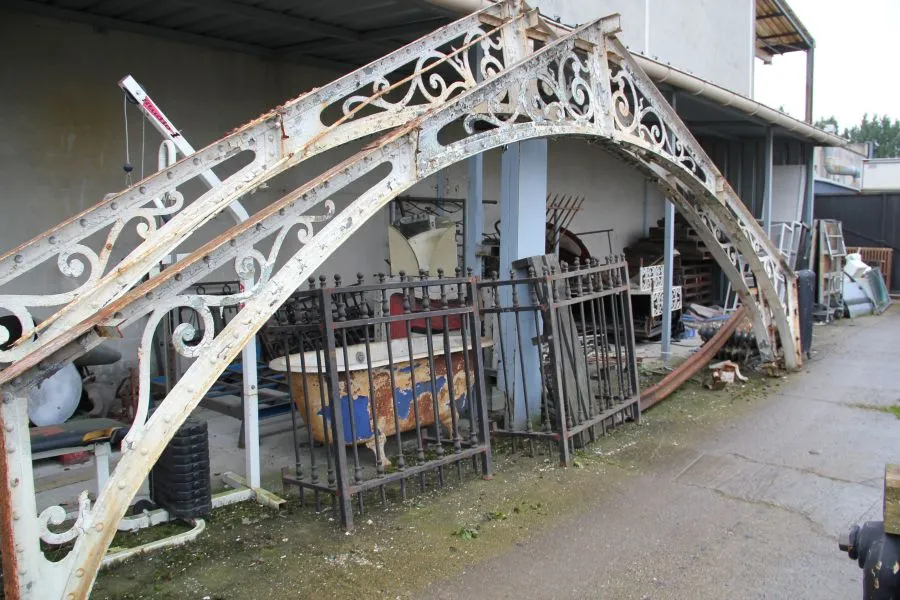 Charpente ancienne en fer avec décor de volutes