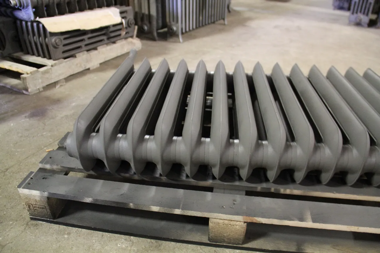 Vue du dessus des éléments d’un radiateur ancien lisse en atelier