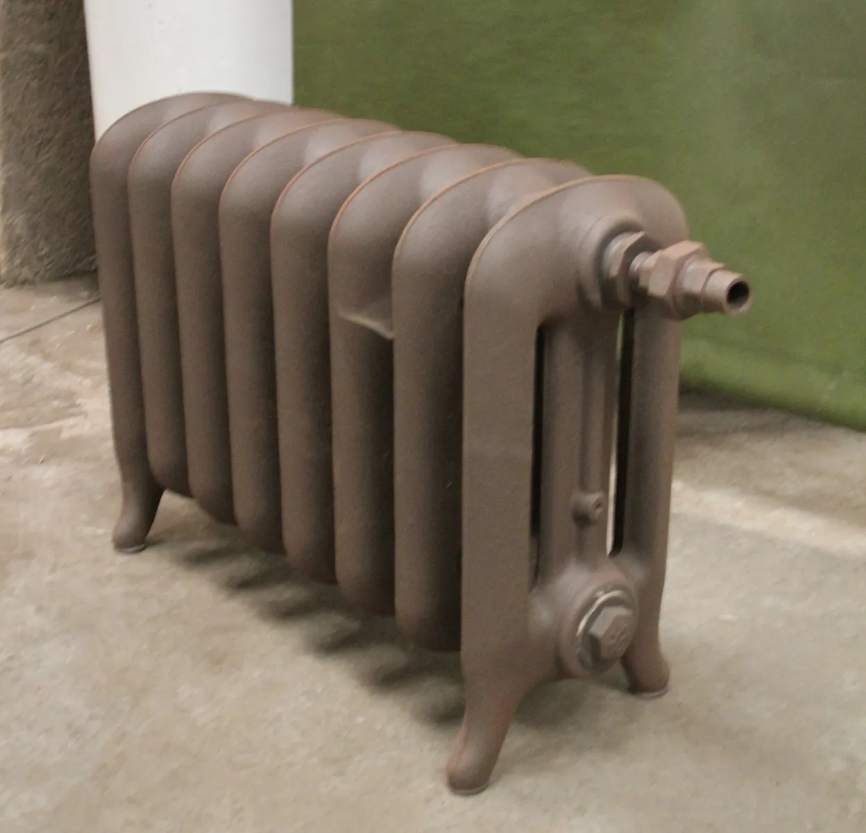 Détail du dessus et des raccordements d’un radiateur ancien lisse