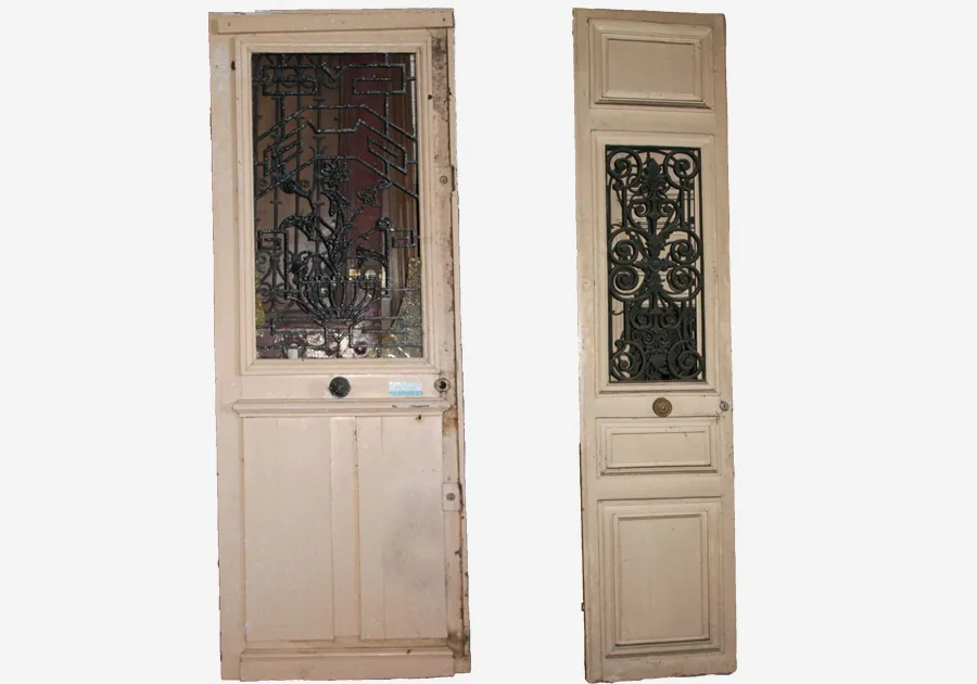 Deux portes anciennes en bois avec grilles de ferronnerie