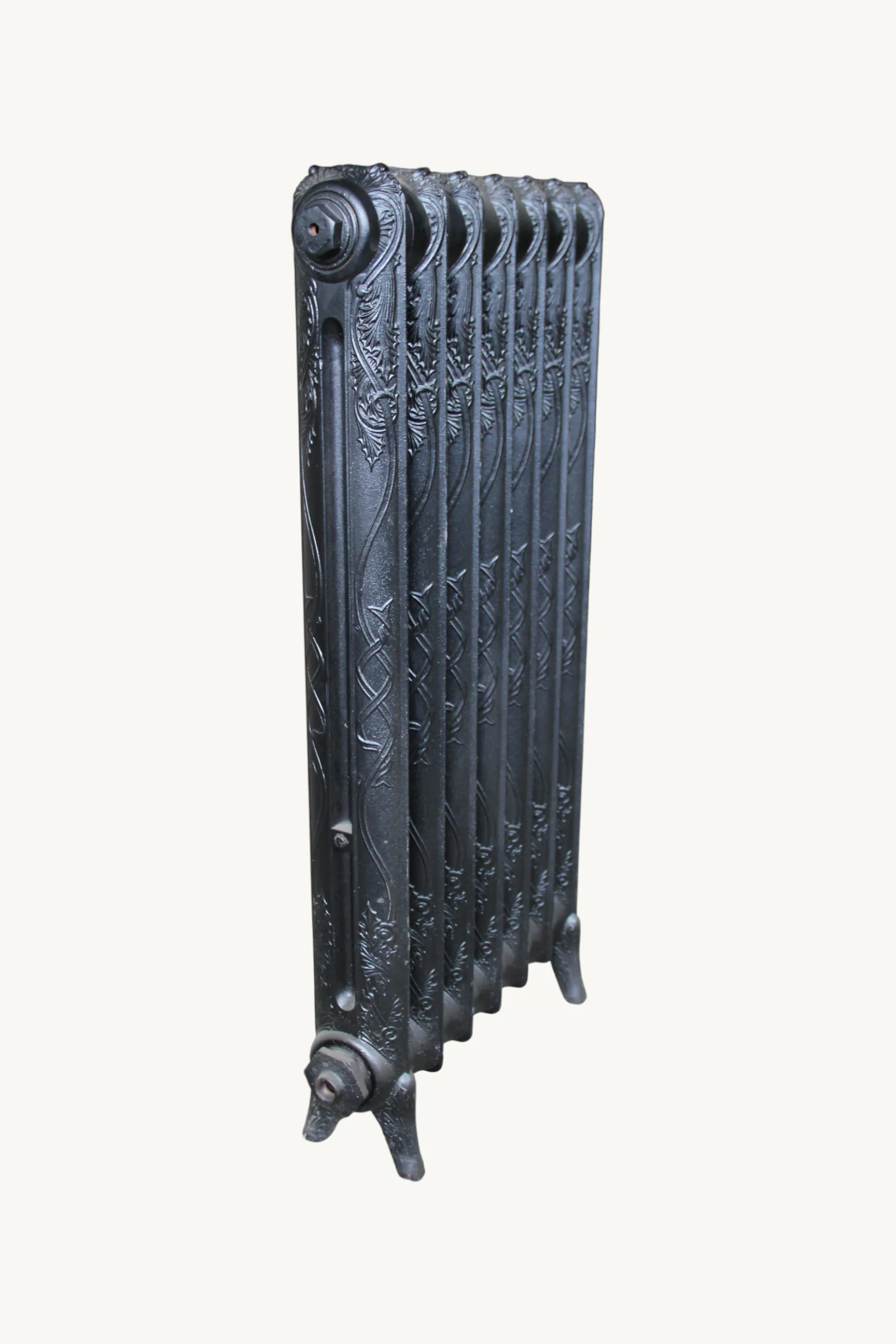 Radiateur sombre présentant des motifs de rubans sur ses colonnes