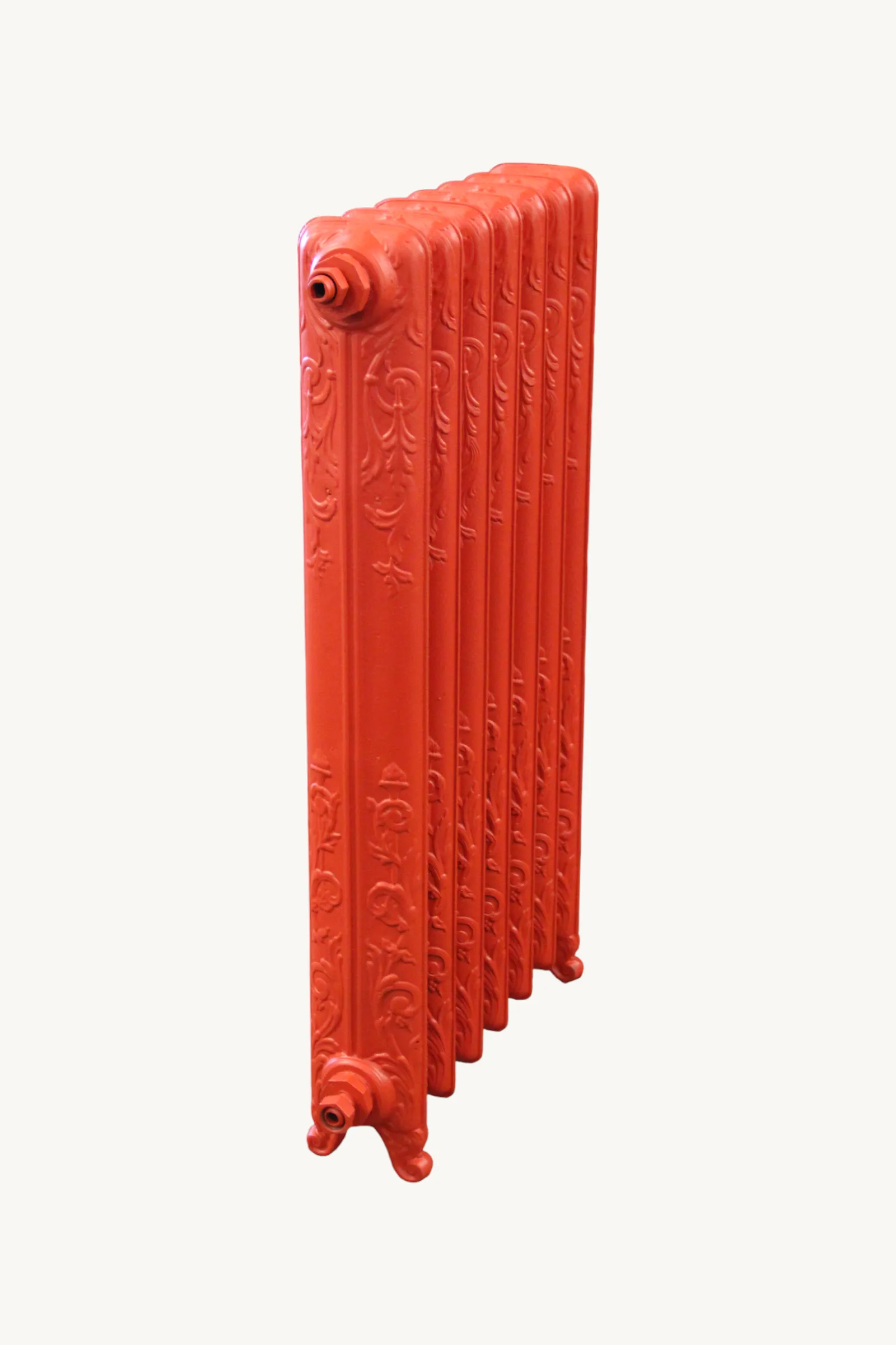 Radiateur en fonte orné avec une peinture rouge
