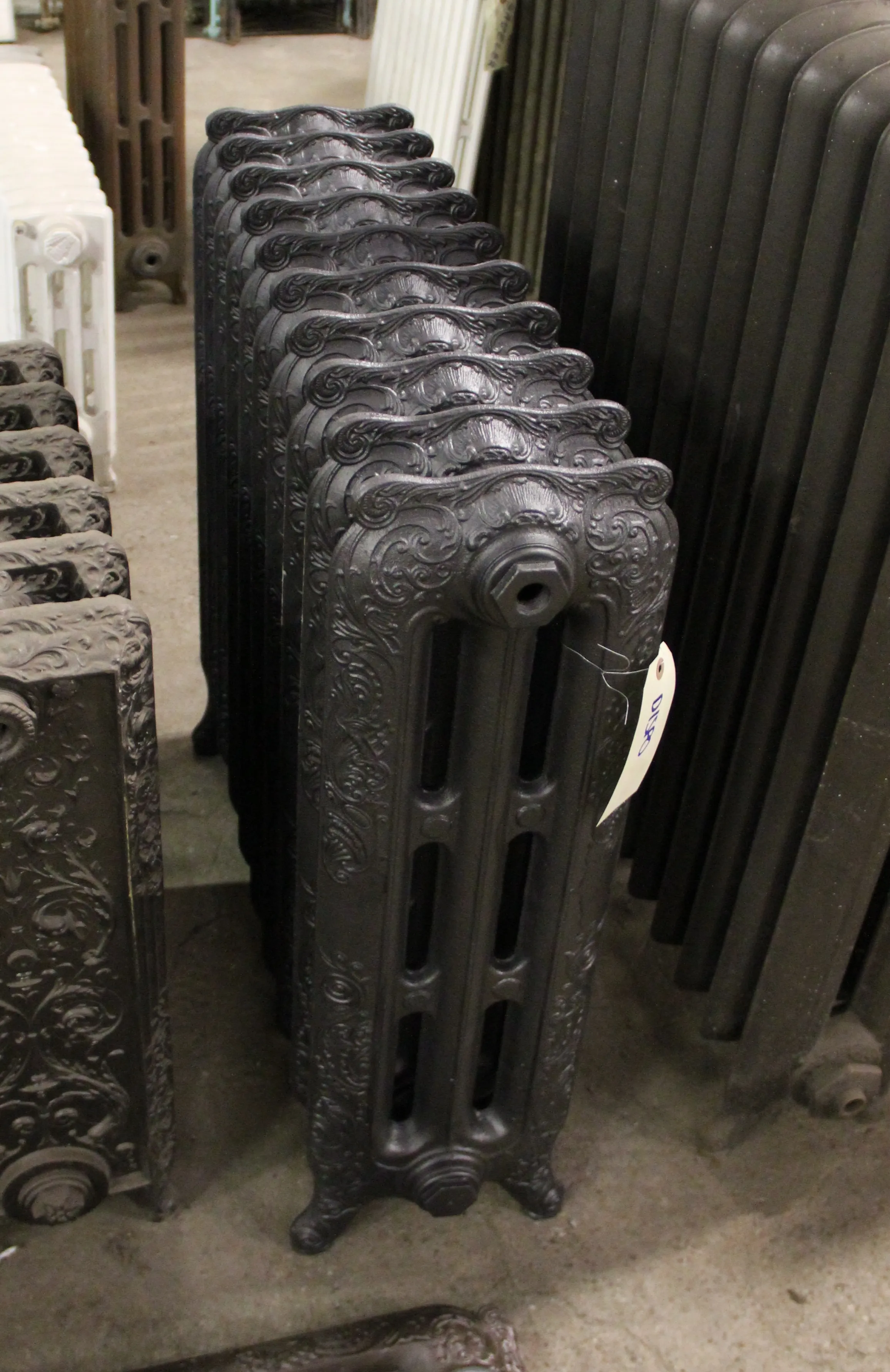 Radiateur Rococo Neuf de 76 cm à trois colonnes, motifs en relief