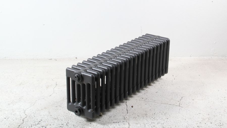 Radiateur Idéal Néo-Classic bas, vu de face avec ses colonnes et ses pieds